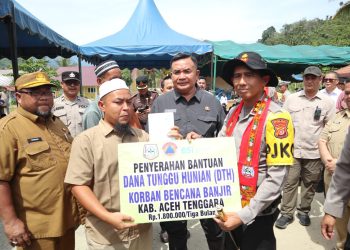 Kapolda Aceh Serahkan 300 Kasur dan Dana Tunggu Hunian untuk Korban Bencana di Ketambe