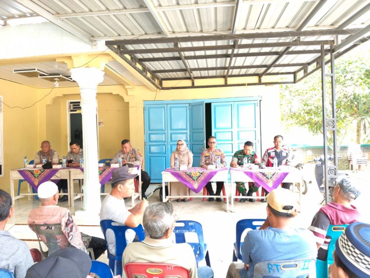 Kapolsek Kotapinang Silaturahmi Kamtibmas di Desa Sisumut, Ajak Warga Cegah Pencurian Sawit