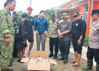 Camat Kedungwaringin MBZ Turun Langsung Bantu Warga Terdampak Banjir di Kabupaten Bekasi