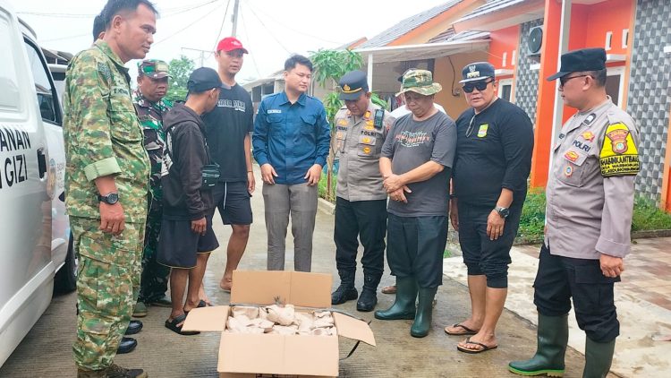 Camat Kedungwaringin MBZ Turun Langsung Bantu Warga Terdampak Banjir di Kabupaten Bekasi