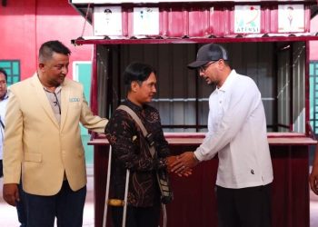 Kepedulian Nyata untuk Disabilitas, Bupati Labusel Serahkan Bantuan Stand UMKM