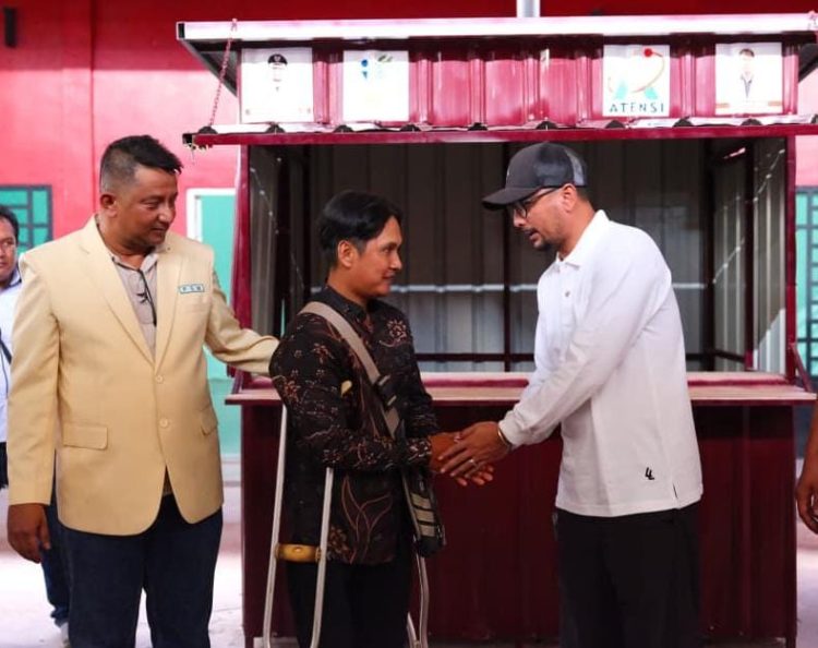 Kepedulian Nyata untuk Disabilitas, Bupati Labusel Serahkan Bantuan Stand UMKM