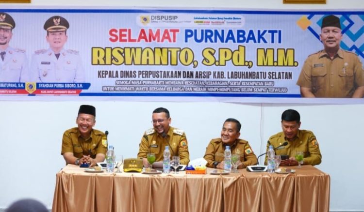 Hangat Penuh Makna, Bupati Labusel Antar Purna Tugas Kadis Perpustakaan dan Arsip
