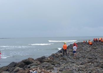 Polsek Tamalate Bersama Tim SAR Gabungan Evakuasi Korban Tenggelam di Pantai Bosowa