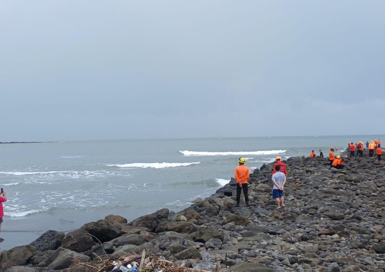 Polsek Tamalate Bersama Tim SAR Gabungan Evakuasi Korban Tenggelam di Pantai Bosowa