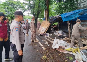Bhabinkamtibmas Polsek Tamalate Bersama Tiga Pilar Dampingi Satpol PP Tertibkan Bangunan Liar di Jongaya