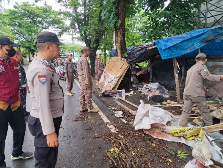 Bhabinkamtibmas Polsek Tamalate Bersama Tiga Pilar Dampingi Satpol PP Tertibkan Bangunan Liar di Jongaya