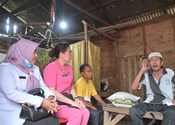 Sentuhan Peduli di Desa Mampang: Ketua Bhayangkari Labusel Hadirkan Kehangatan Melalui Aksi Peduli Asih