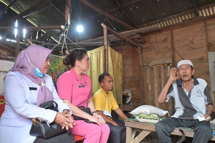 Sentuhan Peduli di Desa Mampang: Ketua Bhayangkari Labusel Hadirkan Kehangatan Melalui Aksi Peduli Asih