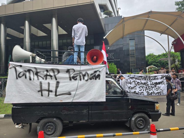 Massa Datangi KPK, Minta Dugaan Korupsi Dinas SDABMBK Kabupaten Bekasi Diusut