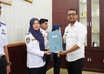 Bupati Labusel Serahkan SK CPNS Lulusan STTD, Pesan Tegas: Integritas dan Disiplin Harga Mati