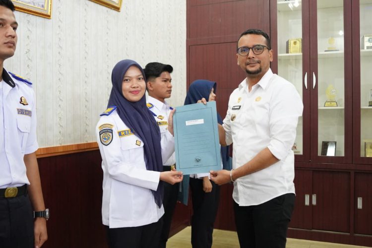 Bupati Labusel Serahkan SK CPNS Lulusan STTD, Pesan Tegas: Integritas dan Disiplin Harga Mati