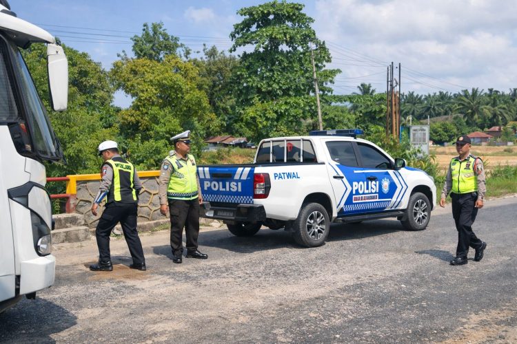 SatLantas Polres Labusel Tambal Jalan Berlubang di Jalinsum, Cegah Kecelakaan di Jembatan Titi Kembar