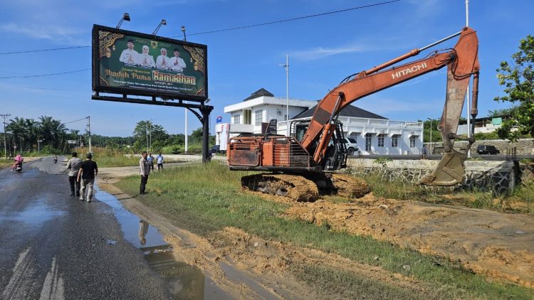 Demi Keselamatan Pengendara, Polres Labusel Bersihkan Drainase Jalur Mudik Depan Samsat di Bulan Ramadan