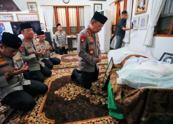 Kapolri dan PJU Mabes Polri Takziah ke Kediaman Almarhum Meri Hoegeng