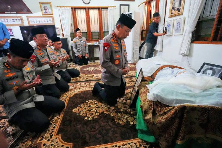 Kapolri dan PJU Mabes Polri Takziah ke Kediaman Almarhum Meri Hoegeng
