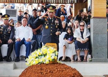 Kapolri dan PJU Mabes Polri Takziah ke Kediaman Almarhum Meri Hoegeng