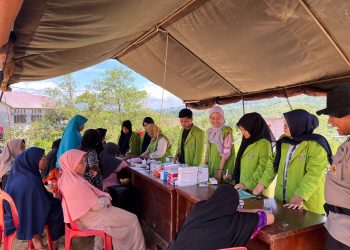 Implementasi Program Mahasiswa Berdampak, Universitas Aufa Royhan Hadirkan Pelayanan Kesehatan Gratis untuk “Warga Huntara” Aek Latong
