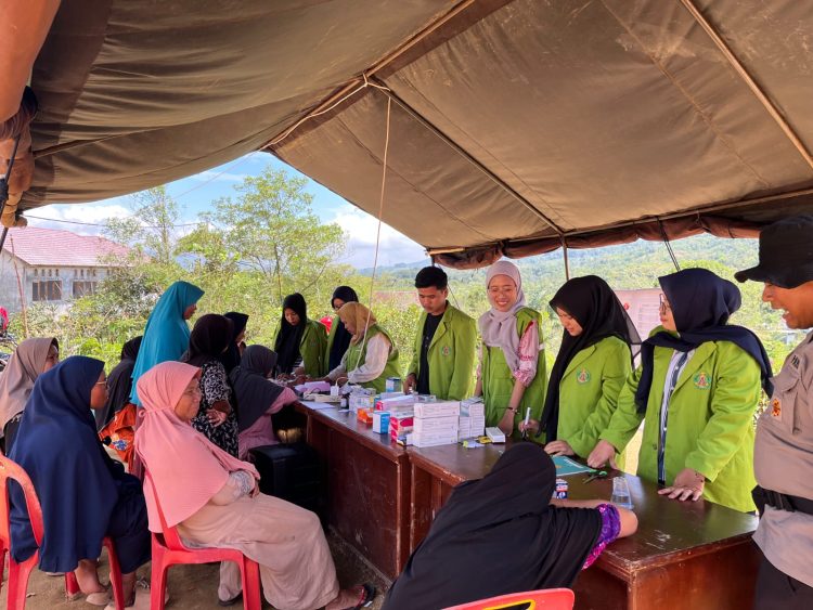 Implementasi Program Mahasiswa Berdampak, Universitas Aufa Royhan Hadirkan Pelayanan Kesehatan Gratis untuk “Warga Huntara” Aek Latong