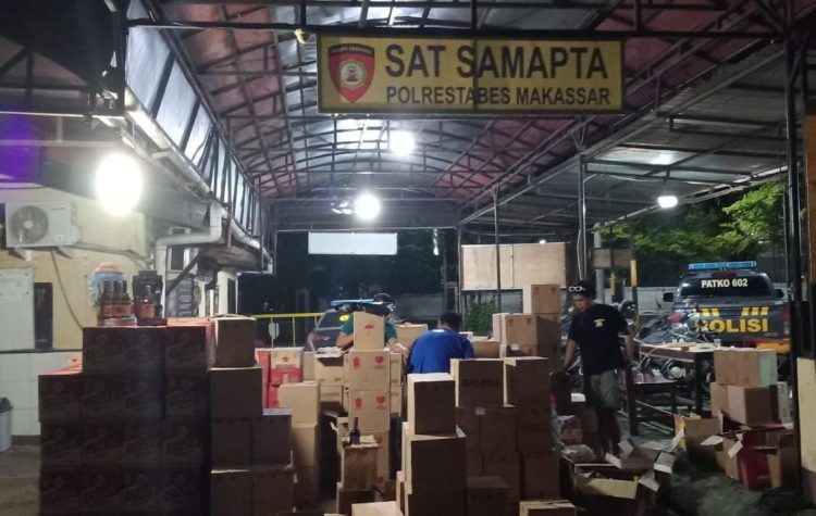 Polrestabes Makassar Sita 3.200 Botol Miras Ilegal, Dua Toko Dijaring Termasuk di Jalan Kandea