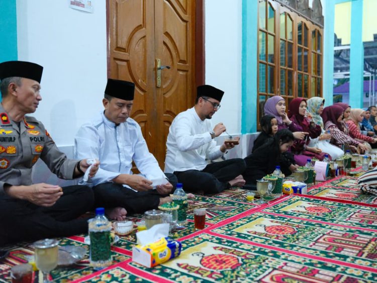 Safari Ramadhan di Silangkitang, Bupati Labusel Serahkan Bantuan untuk Warga
