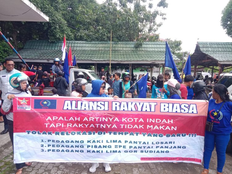 Aliansi Rakyat Mandiri Indonesia Makassar Gelar Aksi Damai, Tolak Relokasi PKL Tanpa Persiapan Matang