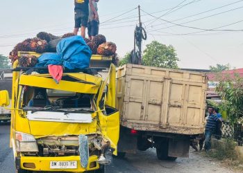 Truk Sawit Tabrak Truk Pasir di Simpang Kala Pane Kotapinang