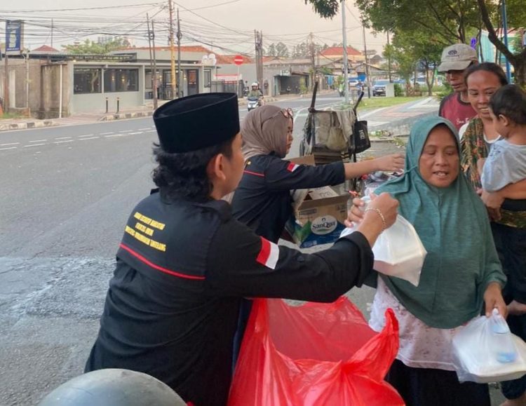 BEM FH UMT Berbagi Nasi Kotak Gratis, Perkuat Kepedulian Sosial Dibulan Suci Ramadhan