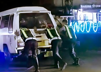 Sigap! Satlantas Polres Padangsidimpuan Dorong Mini Bus Mogok, Atasi Macet di Tugu Siborang