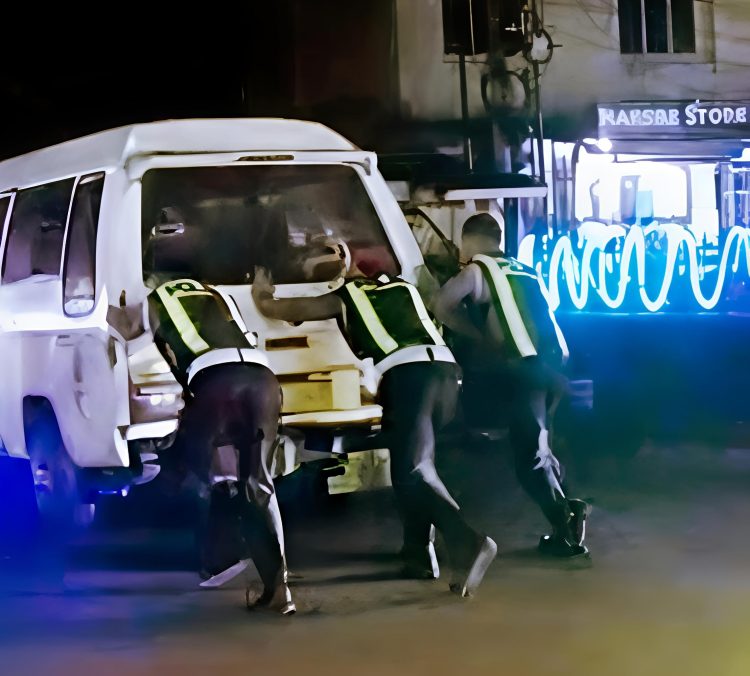 Sigap! Satlantas Polres Padangsidimpuan Dorong Mini Bus Mogok, Atasi Macet di Tugu Siborang