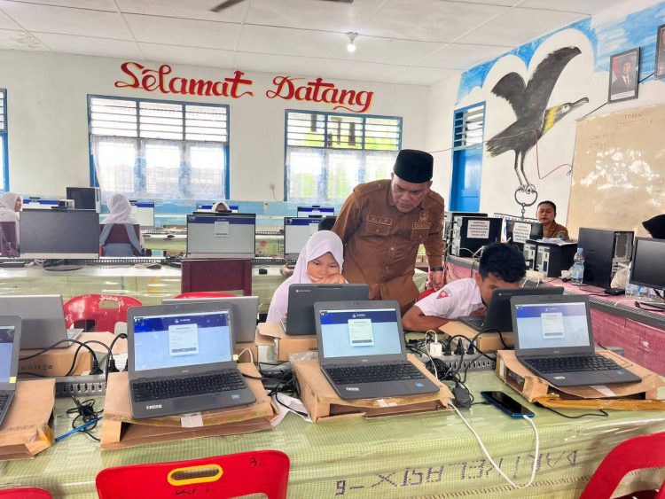 Kadis Pendidikan Labuhanbatu Pantau Kegiatan TKA di SMP Negeri 3 Rantau Utara