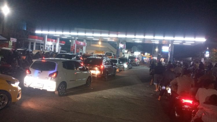 BBM Langka di Medan, Warga Antre Panjang di SPBU