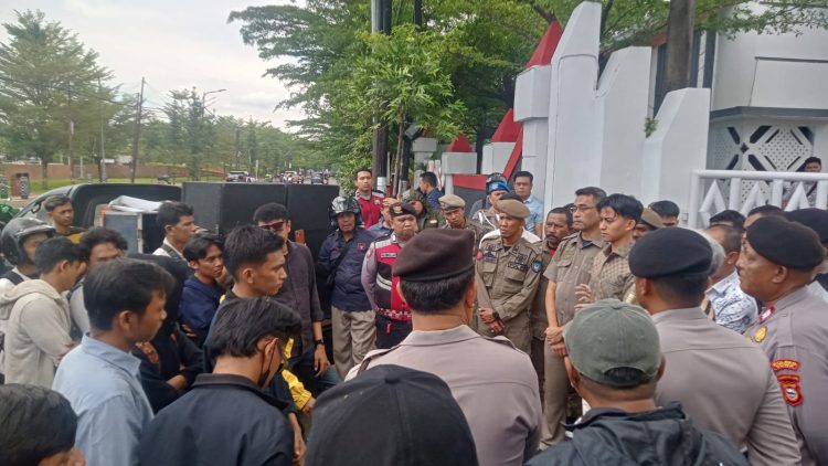 Ratusan Massa Geruduk Kantor Bupati Gowa, Usung Tema “Gowa Darurat” Desak Usut Skandal Pejabat