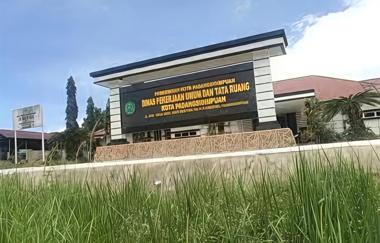 Kondisi Kantor Dinas PUTR Kota Padangsidimpuan Bak Hutan Belantara. Rahmad Taufik Dalimunthe Mendesak Walikota Segera Evaluasi PLT Kadis PU