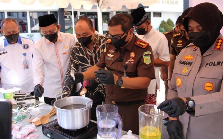 Kejari Kabupaten Bekasi Musnahkan Barang Bukti 98 Perkara, Sabu hingga Senpi Dimusnahkan