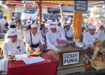 Penganyar Tuntas di Pura Besakih, AKDBA Buleleng Pererat Ikatan Spiritual dan Kekeluargaan