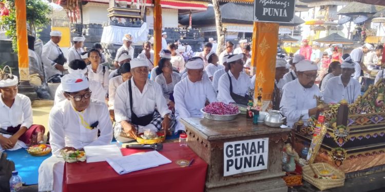 Penganyar Tuntas di Pura Besakih, AKDBA Buleleng Pererat Ikatan Spiritual dan Kekeluargaan