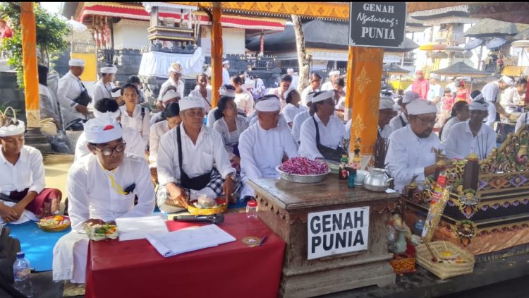 Penganyar Tuntas di Pura Besakih, AKDBA Buleleng Pererat Ikatan Spiritual dan Kekeluargaan