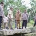 Wabup Syahdian didampingi Kapolres Labusel Tinjau Jembatan di Desa Bunut