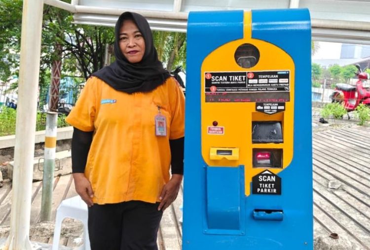 Di Balik Setiap Palang Parkir, Ada Perempuan yang Menjaga