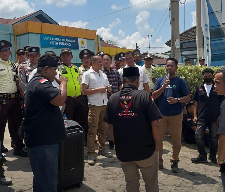 Sering Pemadaman Listrik, Grib Geruduk PLN Kotapinang