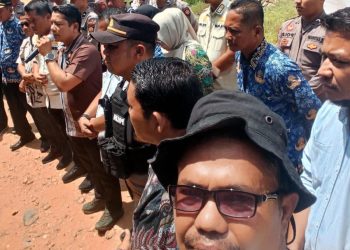 Breaking News Ratusan Warga Ujungbatu IV Kepung Rumah Kades, Desak Pencopotan Permanen