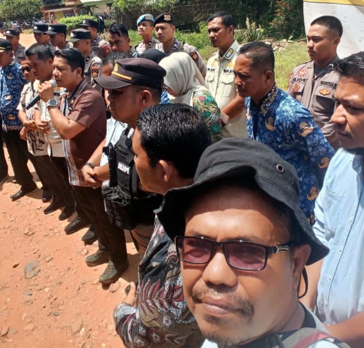 Breaking News Ratusan Warga Ujungbatu IV Kepung Rumah Kades, Desak Pencopotan Permanen