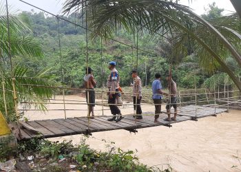 Kapolsek Padang Bolak Tinjau Kerusakan Dua Jembatan Akibat Luapan Sungai Batang Ilung, Satu Jembatan Putus Total