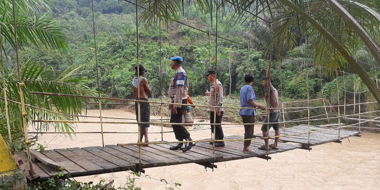 Kapolsek Padang Bolak Tinjau Kerusakan Dua Jembatan Akibat Luapan Sungai Batang Ilung, Satu Jembatan Putus Total