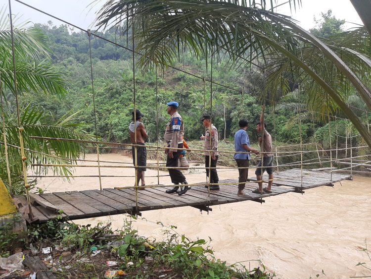 Kapolsek Padang Bolak Tinjau Kerusakan Dua Jembatan Akibat Luapan Sungai Batang Ilung, Satu Jembatan Putus Total