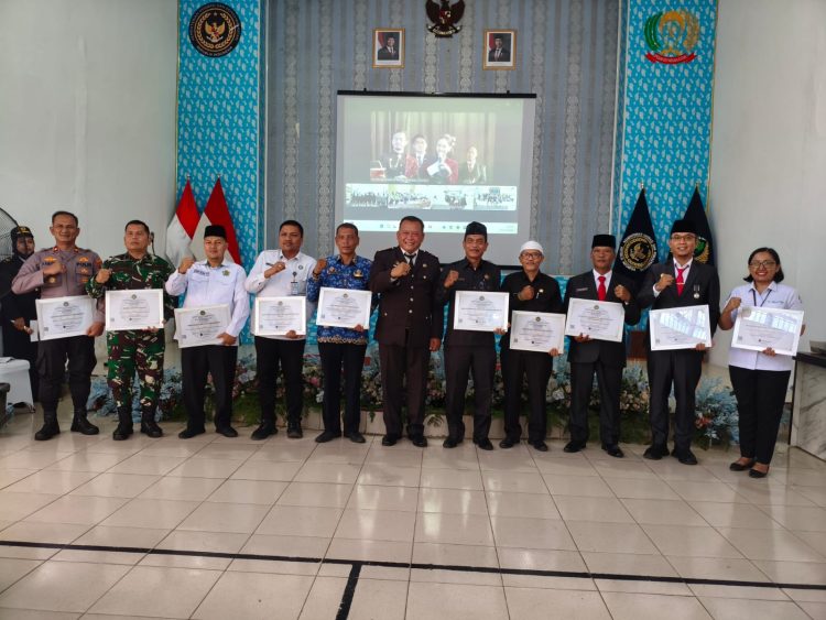 Kalapas Padangsidimpuan Serahkan Penghargaan Mitra Kerja dan Tokoh Terbaik dalam Rangkaian Tasyakuran HBP ke-62