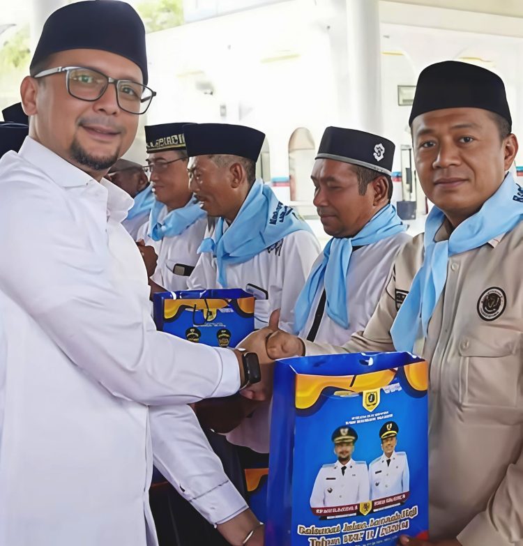 147 Jamaah Calhaj Labusel Dilepas Bupati, Suasana Haru Warnai Prosesi Upah-Upah