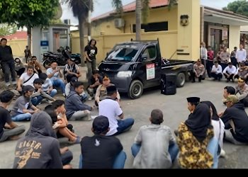 Pendemo tolak audiensi di aula Mapolres Bulukumba, Kapolres Datang dan Temui Peserta Aksi Sambil Duduk di Aspal