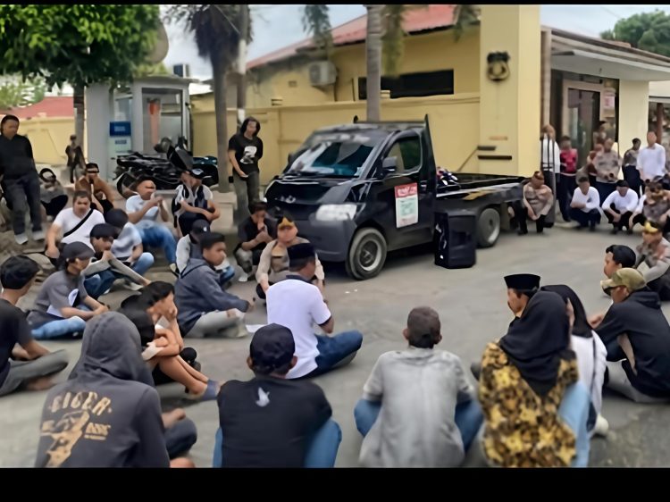 Pendemo tolak audiensi di aula Mapolres Bulukumba, Kapolres Datang dan Temui Peserta Aksi Sambil Duduk di Aspal
